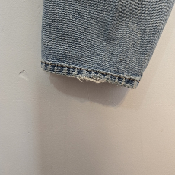 VTG 80s Bill Blass Denim Mom Jeans in a Light Wash - Picture 3 of 11